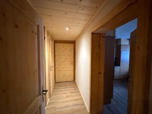 an empty hallway with a door in a room at Kuanerhof Wohnung 2 Personen in Ried im Zillertal