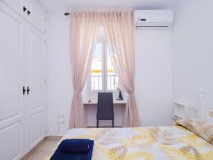 1 dormitorio con cama, escritorio y ventana en Cubo's Dreams Alhaurin Room 2, en Alhaurín el Grande