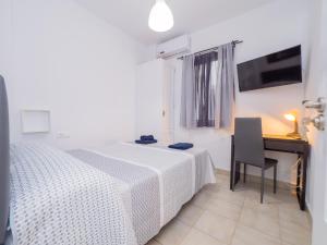 Habitación blanca con cama y escritorio en Cubo's Dreams Alhaurin Room 3, en Alhaurín el Grande