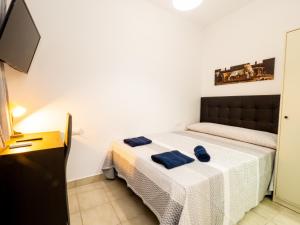 una camera da letto con un letto con asciugamani blu di Cubo's Dreams Alhaurin Room 4 ad Alhaurín el Grande