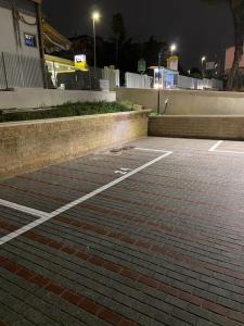 een lege parkeerplaats 's nachts met verlichting bij Giuliana in Rome