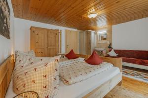 A bed or beds in a room at Haus Wilma