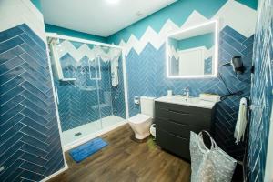 a bathroom with a toilet sink and a shower at las DOS CATEDRALES 2 in Plasencia