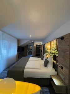HeimbuchenthalにあるHotel Christelのベッドルーム(大型ベッド1台、黄色いテーブル付)