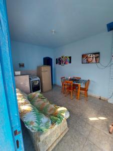 een woonkamer met een bank en een tafel bij Casa em Cabo Frio in Cabo Frio