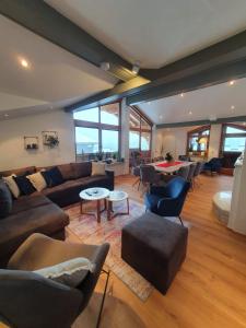 un soggiorno con divani, sedie e tavolo di Premium Mara a Sankt Johann im Pongau