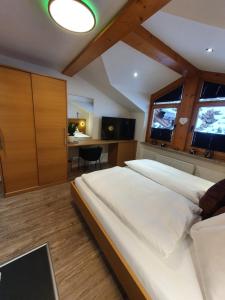 Premium Mara في سانكت يوهان ايم بونغ: غرفة نوم مع سرير أبيض كبير في غرفة