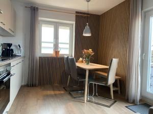 een keuken met een tafel en stoelen in een kamer bij Ferienhaus Butterfly in Garmisch-Partenkirchen
