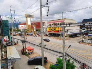 Phakdee Place في تشانتابوري: اطلالة على شارع المدينة مع السيارات والمباني