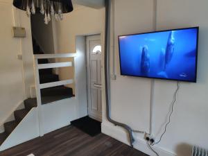 a flat screen tv hanging on a wall at Whitchurch 1 Bedroom Apartment in Cardiff