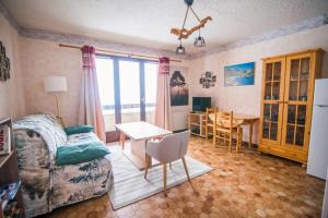 圣雷热雷梅累兹Les Campanules的客厅里有一张沙发和一张桌子。