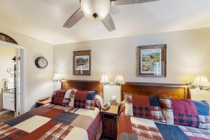 a bedroom with two beds and a ceiling fan at Sun Valley Hideaway in Ketchum