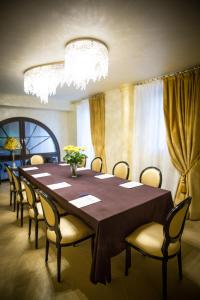 a dining room with a table and chairs at Best Western Premier Milano Palace Hotel in Modena
