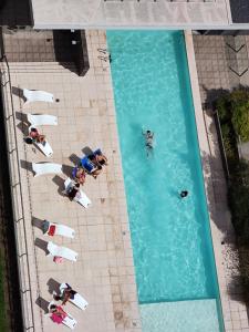 una vista aérea de la gente nadando en una piscina en 20 Alto Panorama, cochera, pileta, gim y amenities en Córdoba