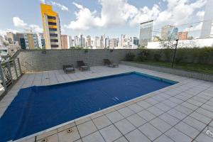 a swimming pool with a city skyline in the background at Locking's Barro Preto 4 in Belo Horizonte