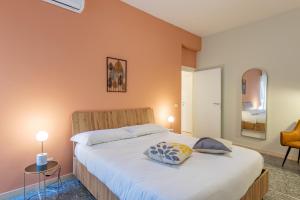 een slaapkamer met een groot wit bed met oranje muren bij A Casa di Zia Vaticano in Rome