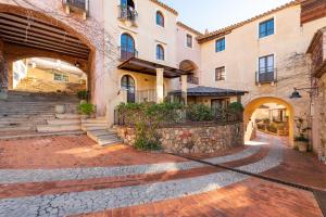 un cortile vuoto di un edificio con muro in pietra di Casa Vacanze Raggio di Luna 2 a Villasimius