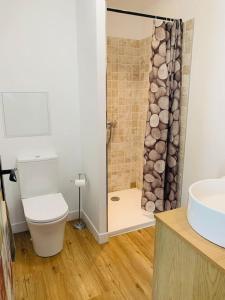La salle de bains est pourvue d'une douche et de toilettes. dans l'établissement Magnifique vue sur la mer ..., à Marseille
