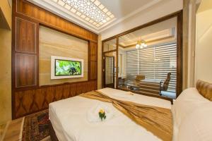 - une chambre avec 2 lits et une télévision dans l'établissement GHERDAN GOLD OTEL, à Konya