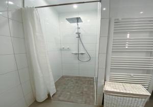 a shower with a glass door in a bathroom at Apartment im Zentrum Berlin Kudamm, City West in Berlin