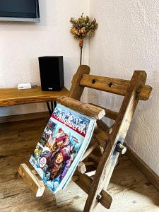 una silla de madera sentada frente a un escritorio en Ferienwohnung Griaß Di, en Burgberg
