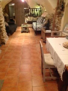 salon z podłogą wyłożoną płytkami, stołem i krzesłami w obiekcie Maison de charme en Provence w mieście Mirabel-aux-Baronnies +31 zdjęć