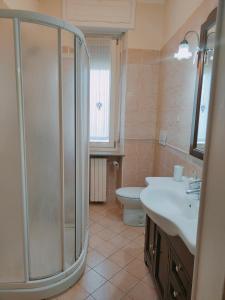 La salle de bains est pourvue d'une douche, d'un lavabo et de toilettes. dans l'établissement Al borgo di Sant'Orso - CIR 0342, à Aoste