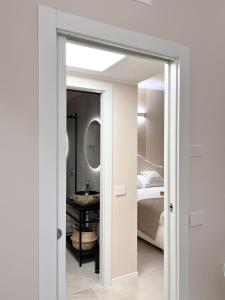 - une chambre avec un lit et un miroir dans l'établissement Fiera Milano City Apartment, à Milan
