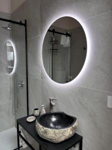 A bathroom at Fiera Milano City Apartment Még 9 kép