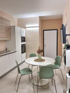 uma cozinha com mesa e cadeiras num quarto em Fiera Milano City Apartment em Milão