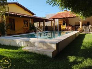 巴拉格兰德Borogodó House的房子后院的游泳池