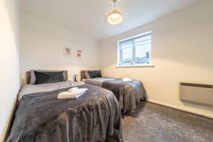 En eller flere senge i et værelse på Luxury 2 Bed Apartment Stansted Airport Bishops Stortford