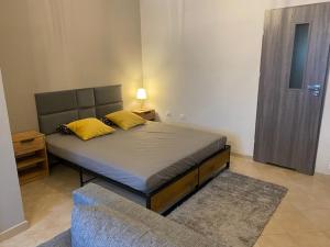 Cama ou camas em um quarto em Apartamenty Wiki