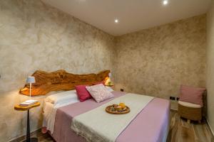 um quarto com uma cama grande e uma bandeja em La terrazza di Zoe - Castromediano ( Lecce) em Cavallino di Lecce
