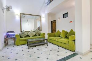 Posezení v ubytování FabHotel Singh Suite