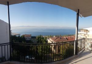 Elle comprend un balcon offrant une vue sur l'océan. dans l'établissement Просторная квартира 2 plus 1 с панорамным видом на море, à Darıca