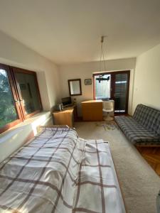 Voodi või voodid majutusasutuse Simsir villa Novi Sad wifi toas