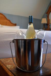 una botella de vino en un cubo sobre una mesa en Magnetic Hill Winery, en Moncton