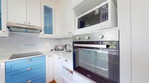 Kuchyň nebo kuchyňský kout v ubytování Ocean View Villa at Caribbean Estate by Top Destinations Rentals