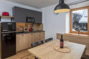 uma cozinha com uma mesa com copos de vinho em House Godec - Rateče Planica em Kranjska Gora