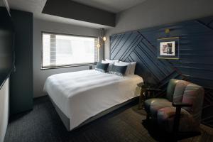 Un pat sau paturi într-o cameră la Mercure Tokyu Stay Osaka Namba
