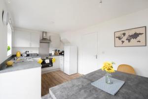 Η κουζίνα ή μικρή κουζίνα στο Fortified Three Bedroom Home Bristol +34 φωτογραφίες