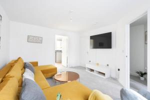 Μια τηλεόραση ή/και κέντρο ψυχαγωγίας στο Fortified Three Bedroom Home Bristol