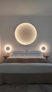 una camera da letto con un grande lampadario a braccio sopra il letto di PALAZZO CAMERLENGO Suites Relax a Fasano