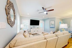 sala de estar con sofá grande y TV de pantalla plana en The Rookery III 6029 en Gulf Shores