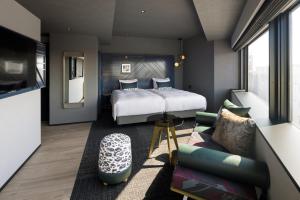 Un pat sau paturi într-o cameră la Mercure Tokyu Stay Osaka Namba