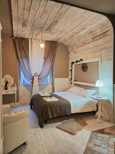 1 dormitorio con 1 cama grande y techo de madera en Lecco Lake, en Lecco