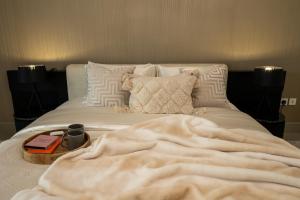 Majestay - Luxury Living في دبي: سرير أبيض عليه بطانية