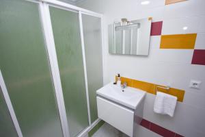 A bathroom at Canovas Nerja - Casa adosada con piscina Los Huertos 7 Még 20 kép
