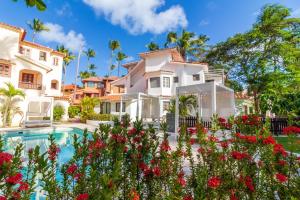 une villa avec une piscine et des fleurs dans l'établissement Beautiful family Villa near Bavaro beach with pool, à Punta Cana